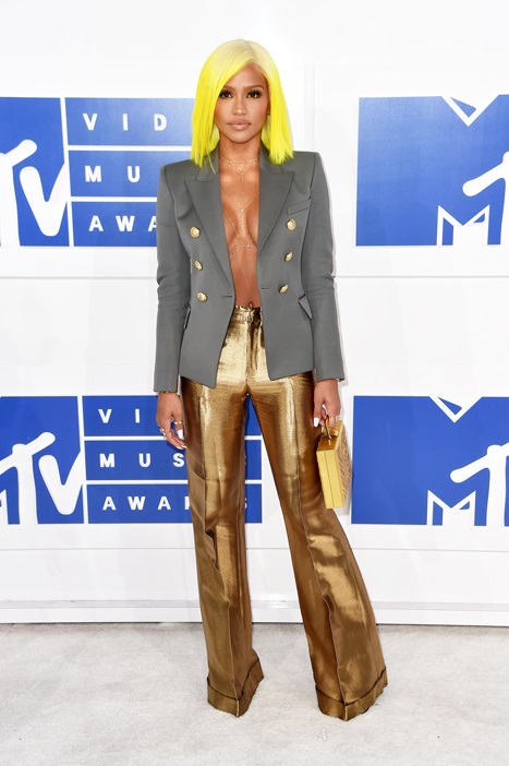 Названы самые вызывающие наряды звезд премии MTV